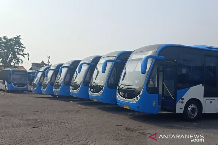 Sejumlah bus Transjakarta buatan Agen Pemegang Merek (APM) Zhung Tong terparkir di Pul PPD Jalan Raya Bekasi, Pulogadung, Jakarta Timur, Rabu (16/10). (ANTARA/Andi Firdaus)