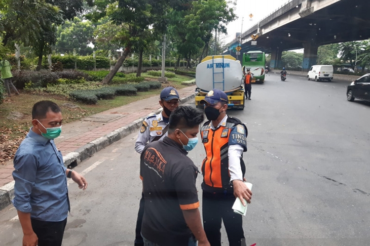 Petugas Dinas Perhubungan (Dishub) menjadi terduga pemeras sopir bus yang mengangkut peserta vaksinasi di Cempaka Mas, Jakarta Pusat, Selasa (7/9/2021). (ANTARA/Instagram/azas_tigor_nainggolan)