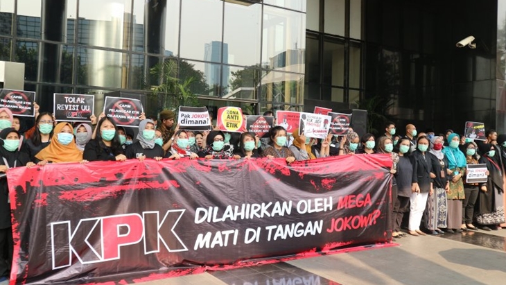 WP KPK melakukan aksi #SAVEKPK (MP/Ponco Sulaksono)