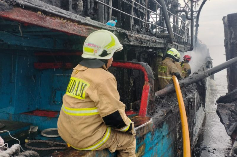 Kapal Ikan Terbakar di Muara Angke Jakarta, 9 Mobil Damkar Dikerahkan