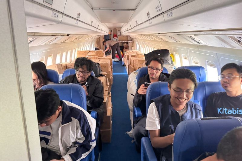 Polisi Terbangkan Pengiriman Bantuan Ferry Irwandi dan Lainnya ke Daerah Bencana Sumatera