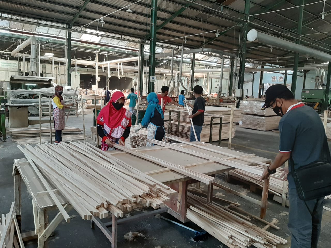 Pekerja perusahaan pengolahan kayu di Kabupaten Sukoharjo, Jawa Tengah sedang mengerjakan pesanan. (MP/Ismail)