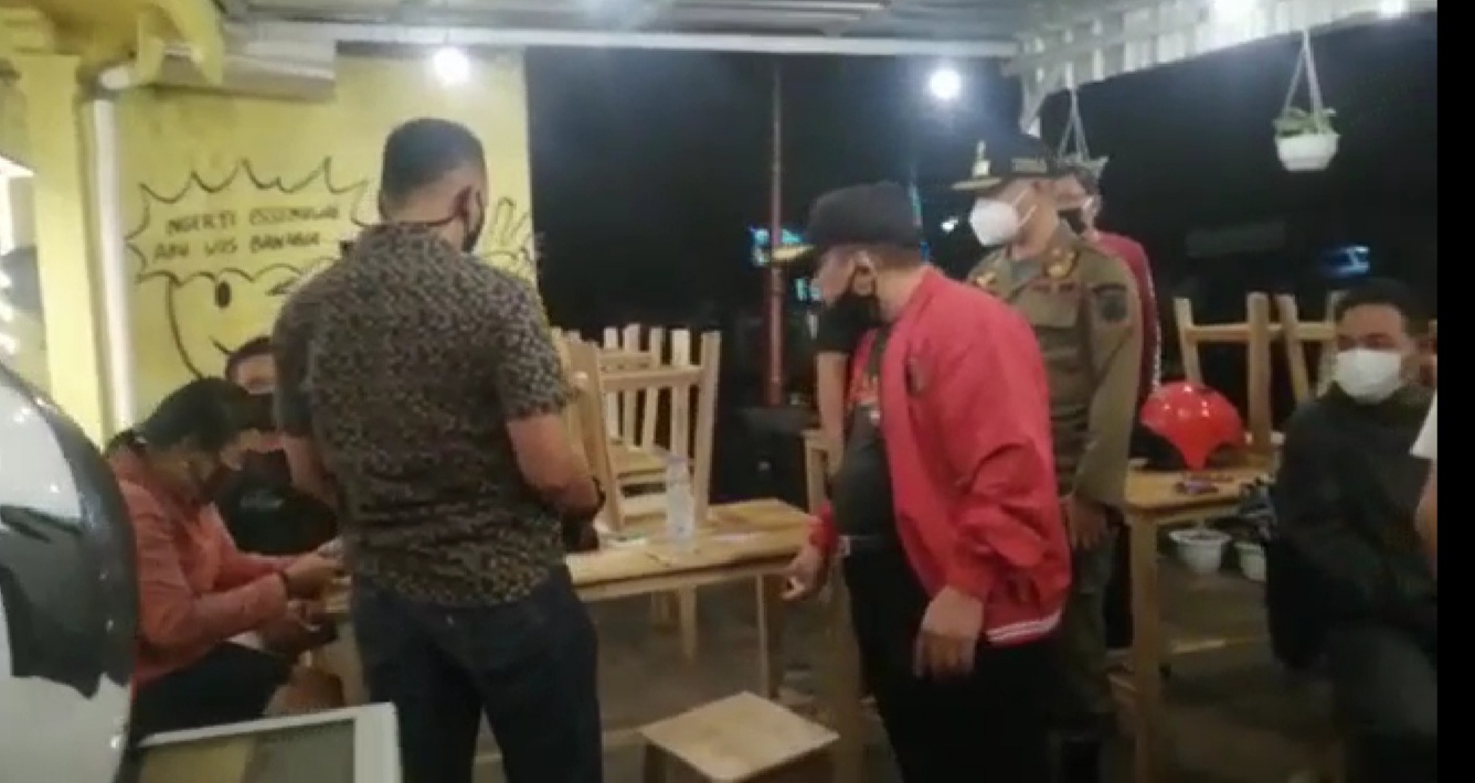 Bupati Sukoharjo, Wardoyo memarahi penjual makanan yang melanggar aturan jam malam dalam operasi gabungan PPKM, Rabu (13/1). (MP/Satpol PP Sukoharjo)