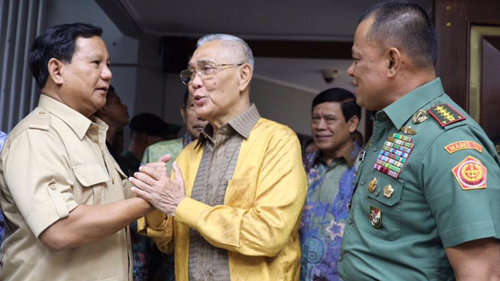 Jenderal Gatot Nurmantyo saat menjabat Panglima TNI bersama Prabowo Subianto (kanan) dan Jenderal (Pur) Tri Sutrisno yang juga mantan Wakil Presiden Indonesia. (Facebook/Prabowo Subianto)