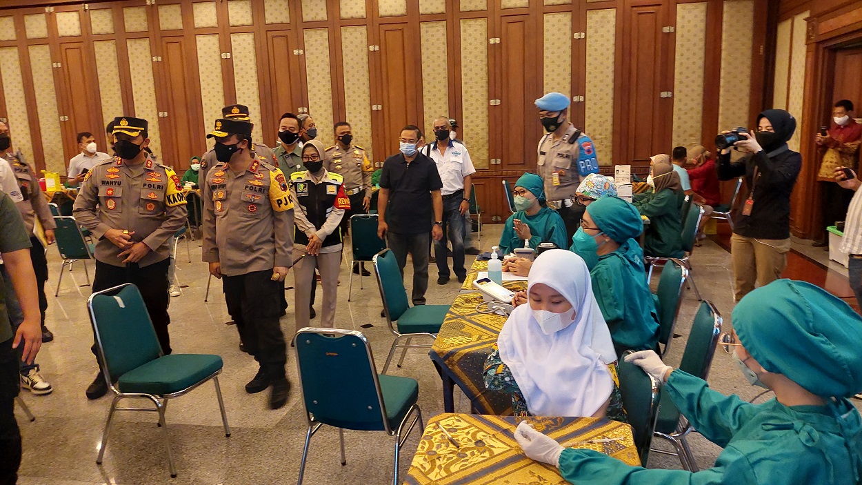 Polda Jawa Tengah melakukan vaksinasi massal bagi pelajar. (MP/Ismail)