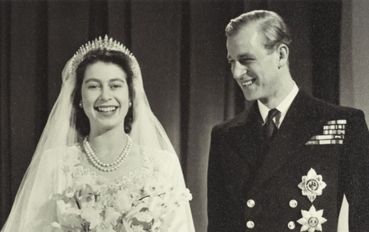 Putri Beatrice Kenakan Gaun dan Tiara Spesial Ratu Elizabeth II di Hari Pernikahannya