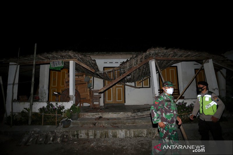 Personel TNI dan Polri mengecek rumah warga yang rusak akibat gempa di Desa Ploso, Kecamatan Selopuro, Kabupaten Blitar, Jawa Timur, Jumat (21/5/2021). (ANTARA FOTO/Irfan Anshori/rwa)