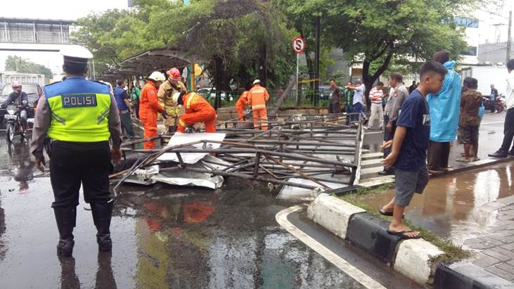 Papan reklame ambruk di Cengkareng, Jakarta Barat