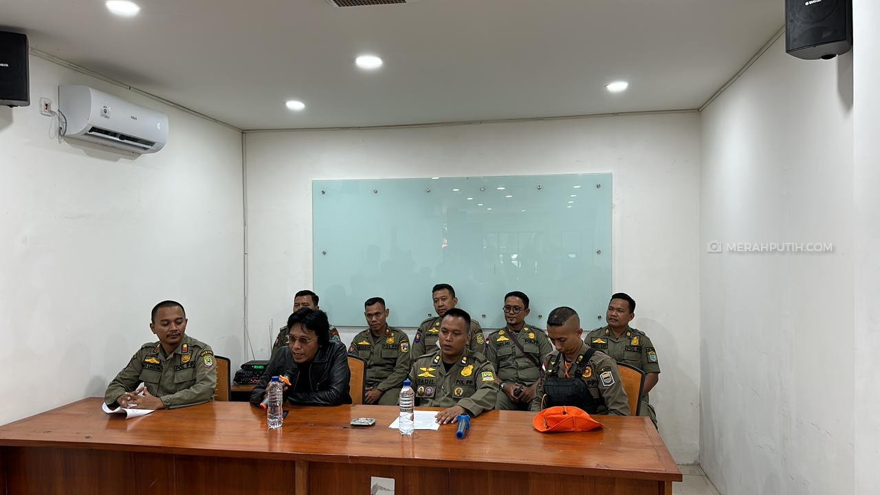 Adian Napitupulu: Gua Dilantik jadi Anggota DPR Pakai Jas Bekas