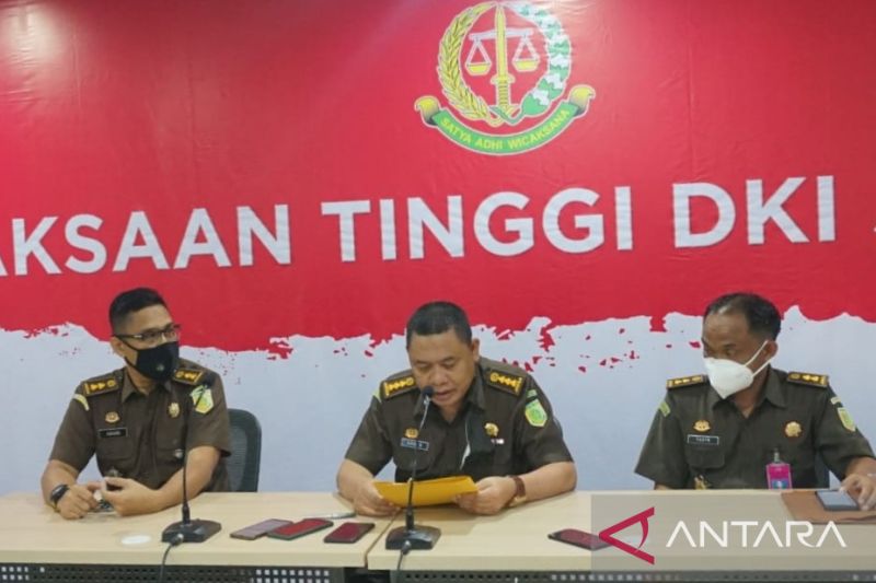 Kepala Seksi Penerangan Hukum Kejati DKI Jakarta Ashari Syam (tengah) bersama penyidik Tindak Pidana Khusus Kejati DKI di Jakarta, Rabu (16/3/2022). (ANTARA/HO-Penkum Kejati DKI)