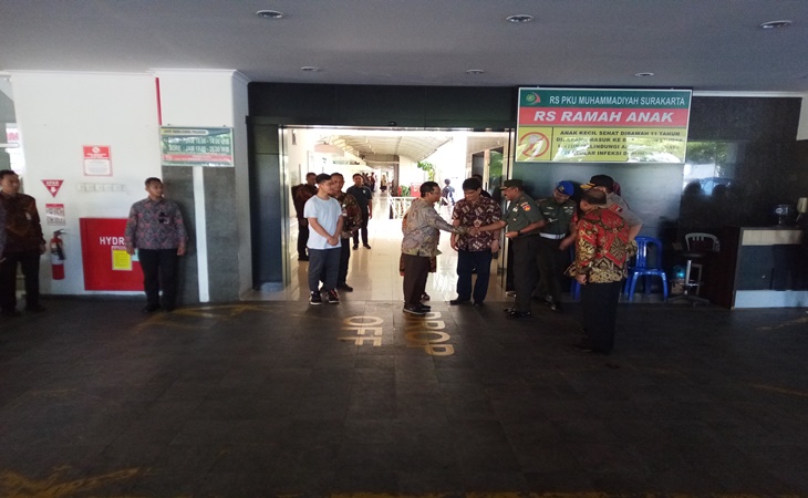 Mahfud MD menjadi menteri Kabinet Indonesia Maju pertama yang jenguk cucu ketiga Presiden Jokowi