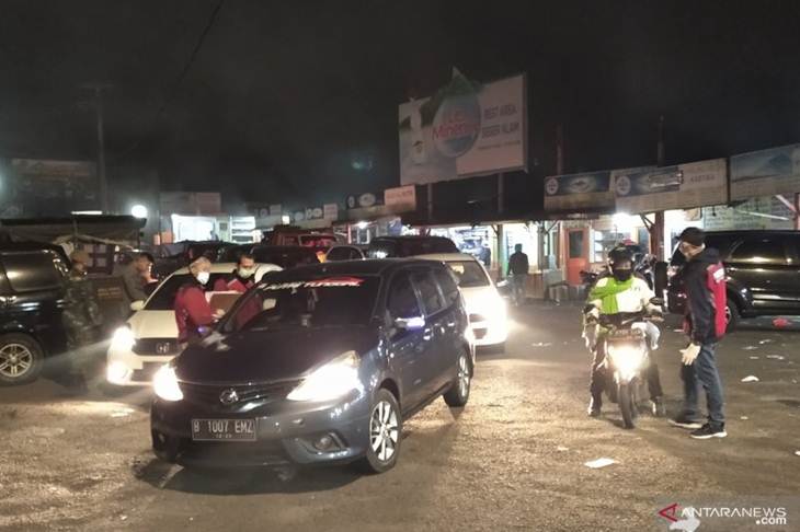 Masih tingginya pelanggaran dan penyebaran COVID-19 di Cianjur, Jawa Barat, membuat Pemkab Cianjur, memperpanjang PSBB parsial di 16 kecamatan di Cianjur mulai Rabu (20/5) (Ahmad Fikri)