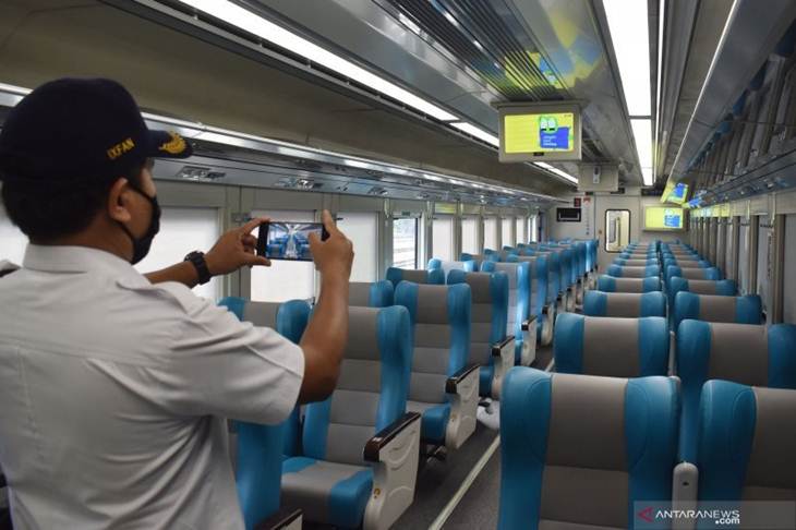 Petugas PT KAI memotret suasana di dalam Kereta Api Luar Biasa (KLB) . ANTARA FOTO/Siswowidodo/foc. (ANTARA FOTO/SISWOWIDODO)