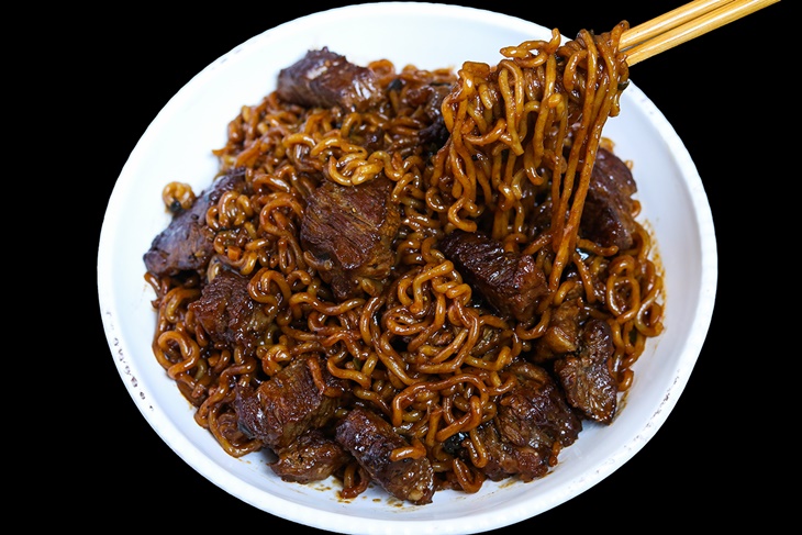 Mi Ramdon hingga Tteokbokki, Camilan untuk Temani Nonton Drakor