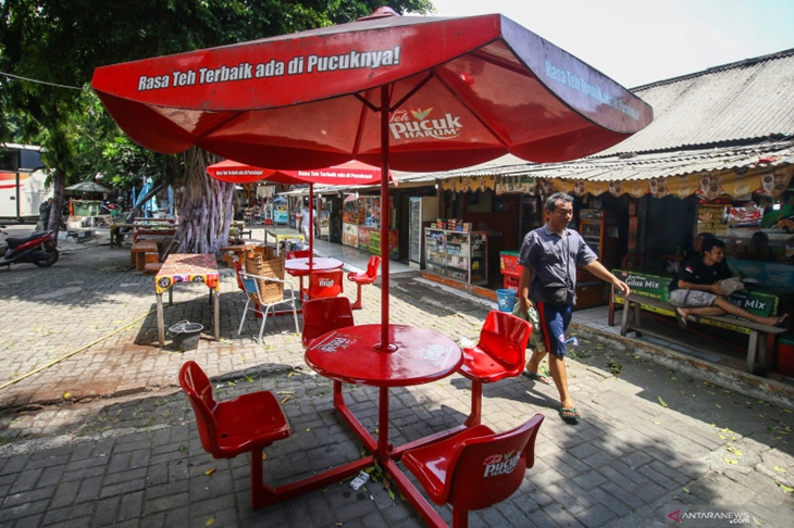 Warga melintas di depan rumah makan di Terminal Kalideres, Jakarta, Sabtu (7/8/2021), saat kebijakan PPKM level empat. FOTO/Rivan Awal Lingga/foc.