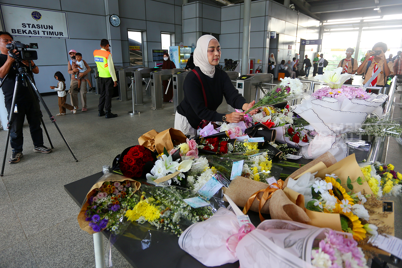 Haru, Warga Beri Karangan Bunga dan Doa untuk Korban Kecelakaan KRL di Stasiun Bekasi Timur