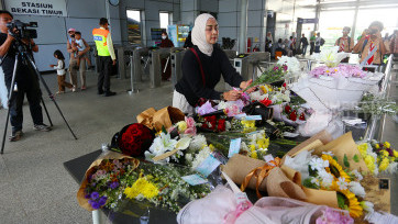 Haru, Warga Beri Karangan Bunga dan Doa untuk Korban Kecelakaan KRL di Stasiun Bekasi Timur