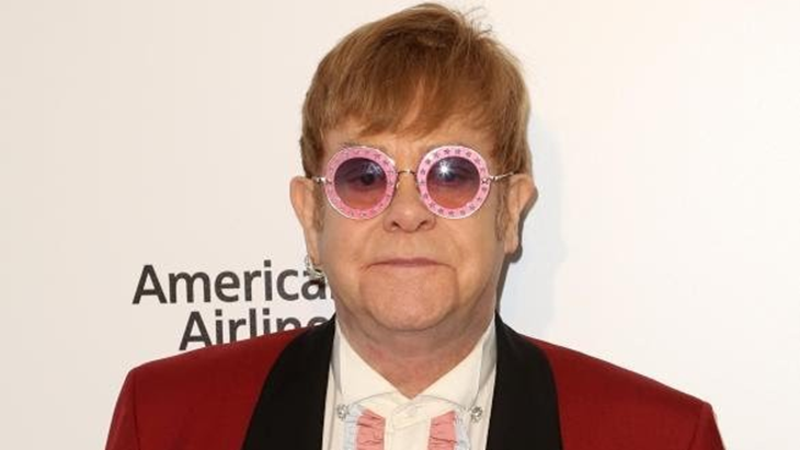 Lihat Nih, Penampilan Kece Elton John di Sesi Red Carpet Piala Oscar
