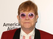 Lihat Nih, Penampilan Kece Elton John di Sesi Red Carpet Piala Oscar