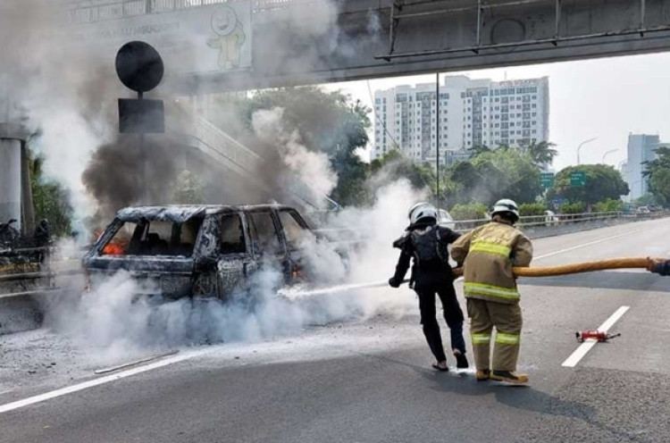 Mobil Hangus Terbakar di Tol Cawang, Begini Nasib Pengemudinya