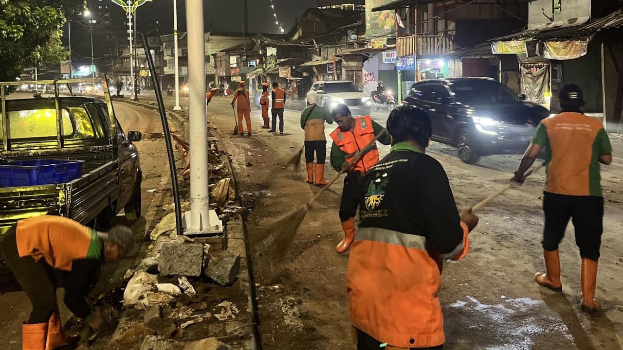Demo Sisakan 28,63 Ton Sampah, Pemprov DKI Kerahkan 750 Personel untuk Lakukan Pembersihan