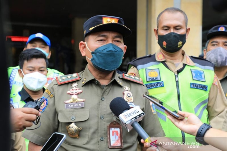 Kepala Satpol PP DKI Jakarta Arifin ketika diwawancarai wartawan usai apel operasi ranjau paku di Balai Kota Jakarta, Senin (25/10/2021). ANTARA/HO-Humas Pemprov DKI Jakarta