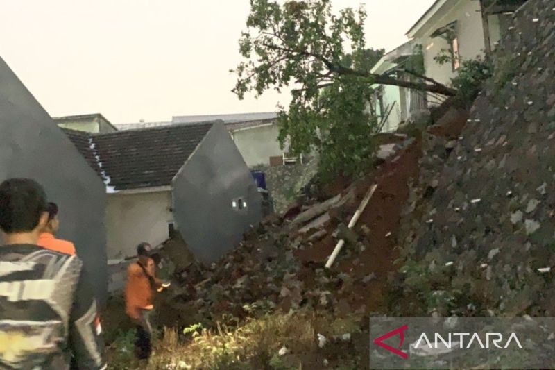 14 Bangunan di Bogor Terdampak longsor dan Angin Kencang