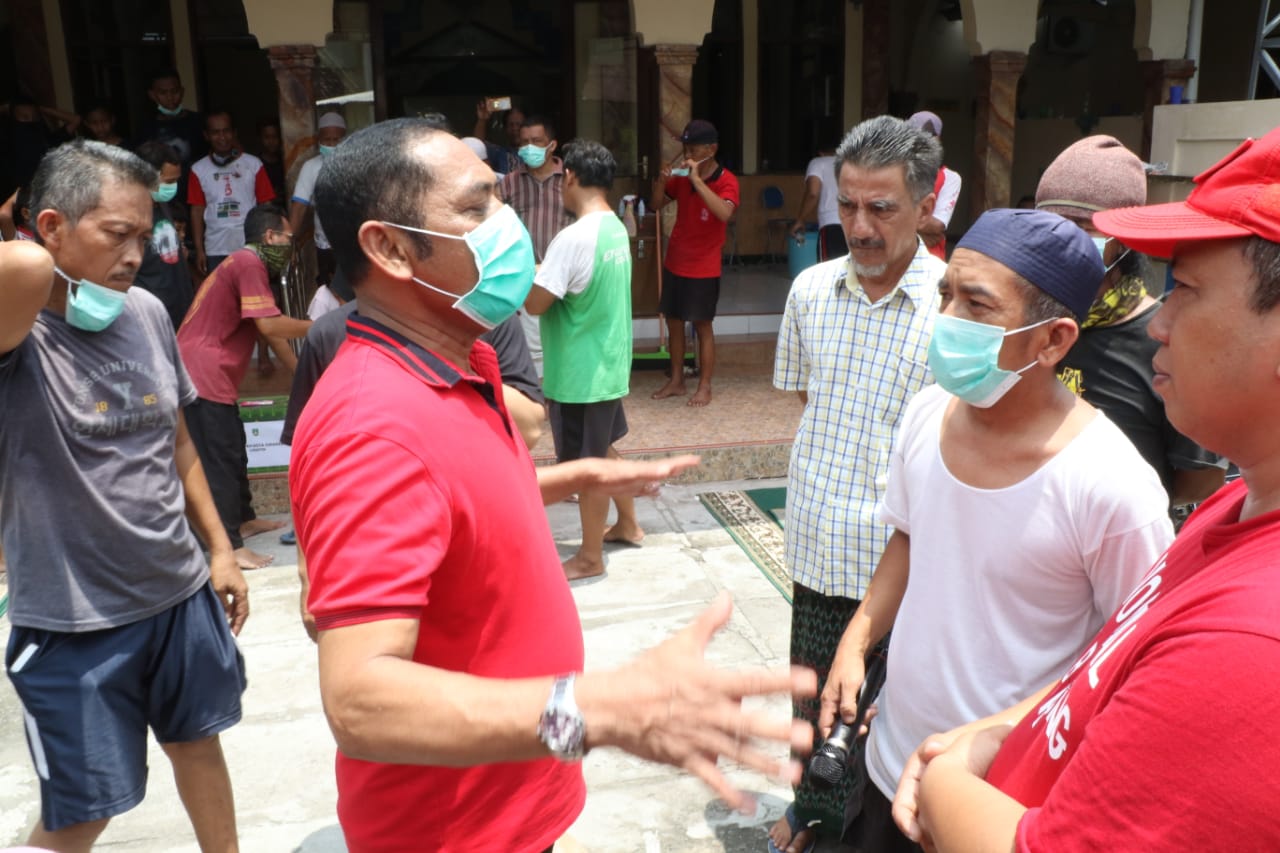 Wali Kota Solo Jawa Tengah, FX Hadi Rudyatmo memberikan bantuan logistik pada warga yang dikarantina mandiri, Minggu (15/3). (MP/Ismail)