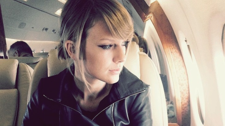 Ditunjukkan Foto Saat Dilecehkan, Taylor Swift Menangis