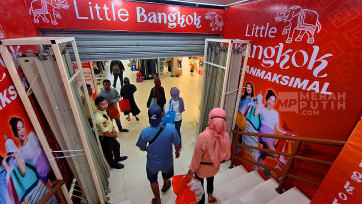 Mengintip Serbuan Baju Impor di Little Bangkok Pasar Tanah Abang