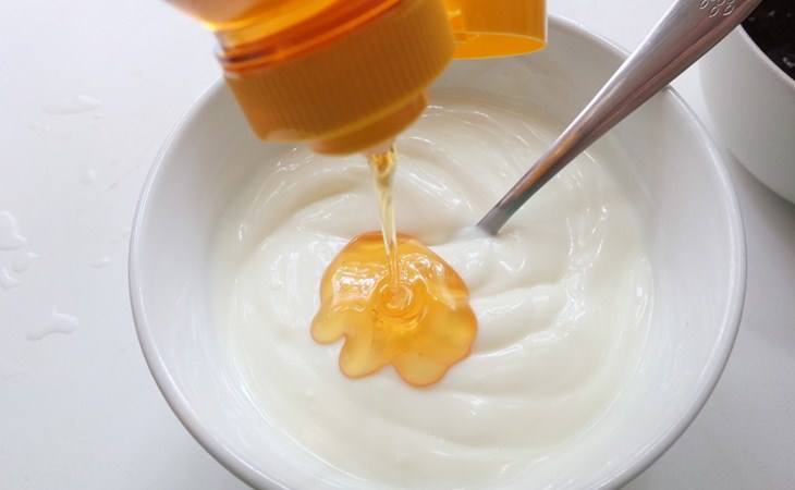 Cara Alami Menghilangkan Mata Panda dengan Yoghurt dan Madu