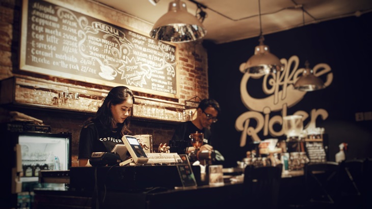 Bukan Cuma Jago Meracik Kopi, Seperti ini Sosok Barista Idaman
