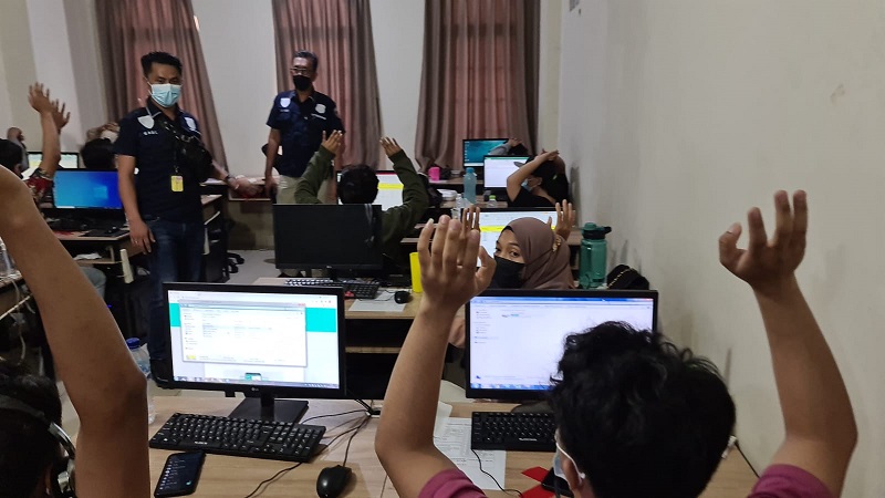 Penggerebegan pinjol ilegal. (Foto: Kanugrahan)
