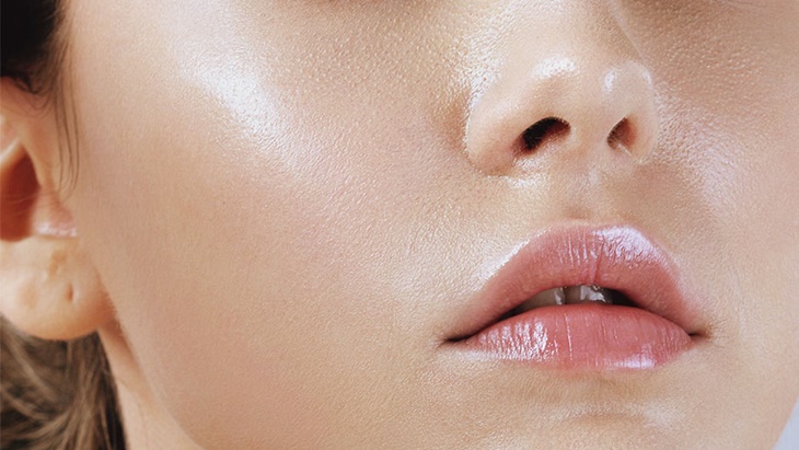 Makeup Awet di Wajah Berminyak dengan Trik Ini