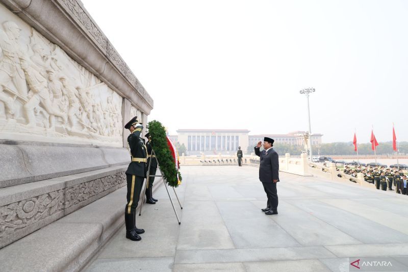 Prabowo Lakukan Peletakan Bunga di Monumen Pahlawan Rakyat Tiananmen Square 