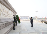 Prabowo Lakukan Peletakan Bunga di Monumen Pahlawan Rakyat Tiananmen Square 