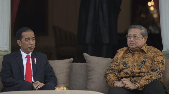 Presiden Joko Widodo berbincang dengan Presiden Ke-6 RI Susilo Bambang Yudhoyono, di teras belakang Istana Merdeka, Jakarta, Jumat (27/10). ANTARA FOTO/Rosa Panggabean