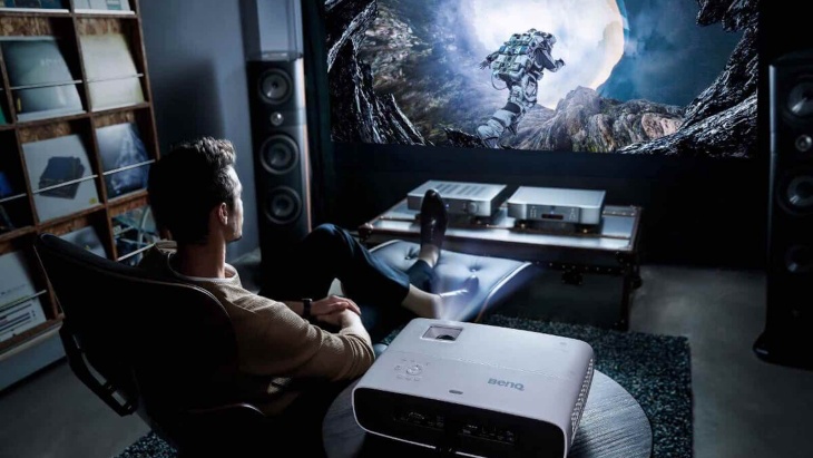 4 Cara 'Menciptakan' Bioskop Sendiri di Rumah