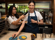 Momen Laura Basuki Meracik Kopi di Djournal Coffee