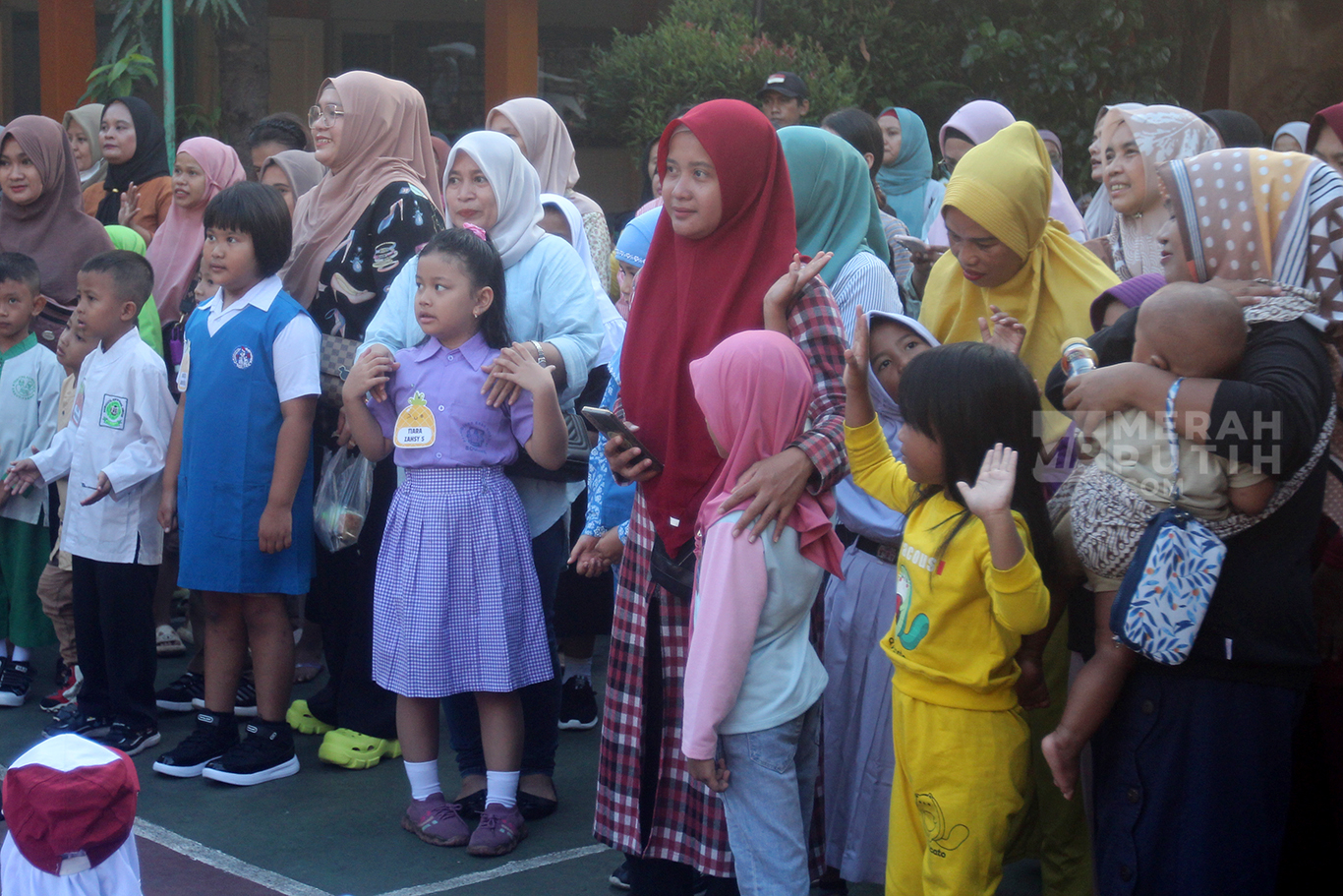 Ibu Temani Anak Sekolah Hari Pertama di SDN 01 Grogol Selatan Jakarta