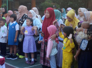 Ibu Temani Anak Sekolah Hari Pertama di SDN 01 Grogol Selatan Jakarta