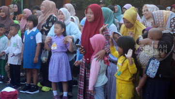 Ibu Temani Anak Sekolah Hari Pertama di SDN 01 Grogol Selatan Jakarta