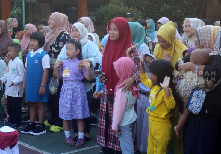 Ibu Temani Anak Sekolah Hari Pertama di SDN 01 Grogol Selatan Jakarta