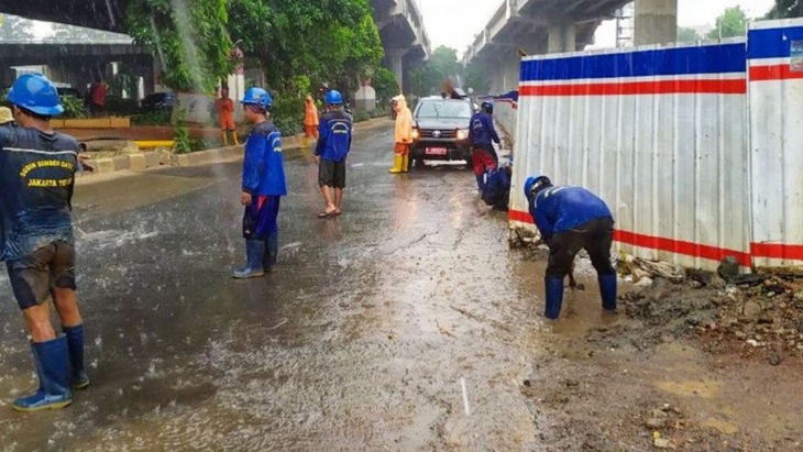 Petugas Suku Dinas Sumber Daya Air Jakarta Timur melakukan normalisasi saluran air di sekitar Jalan DI Panjaitan, Rawabunga, Jatinegara untuk mengatasi genangan air hujan. (ANTARA/HO-Sudin SDA Jaktim)