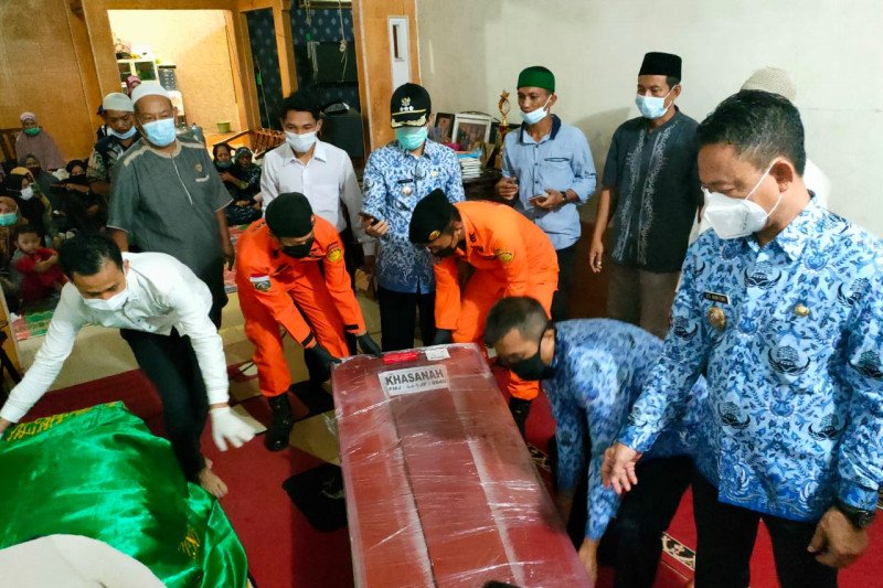 Wali Kota Pontianak, di Kalimantan Barat, Edi Rusdi Kamtono menyambut kedatangan jenazah almarhumah Khasanah dan Makrufatul Yeti Srianingsih, korban musibah jatuhnya pesawat Sriwijaya Air SJ-182 di rumah duka Gang Lamtoro Jalur 3, Kelurahan Sungai Beliung, Kecamatan Pontianak Barat, Senin (18/1/2021). ANTARA/HO-Aspri