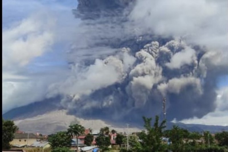 Gunung Sinabung mengalami erupsi dan meluncurkan awan panas yang teramati dengan jarak 1.000 meter mengarah ke timur dan tenggara. (ANTARA/HO)