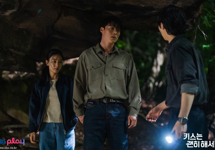 ‘Dynamite Kiss’ Episode 7, Cinta Segitiga Memanas saat Jang Ki-young Ngotot Pegang Tangan Ahn Eun-jin di Depan Kim Mu-jun