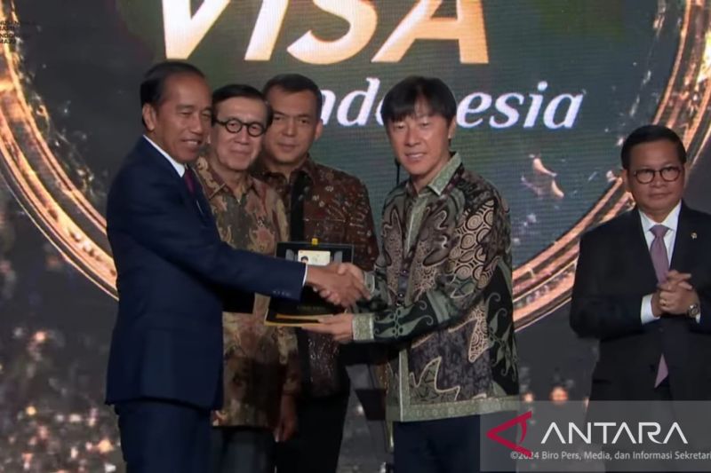 Coach STY Penerima Fasilitas Golden Visa Pertama dari Jokowi