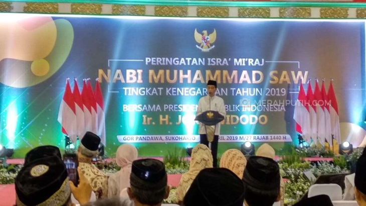 Presiden Jokowi menghadiri acara Isra'Mi'raj Nabi Muhammad SAW di GOR Pandawa, Kecamatan Grogol, Kabupaten Sukoharjo, Jawa Tengah, Rabu (3/4) malam. (MP/Ismail) 