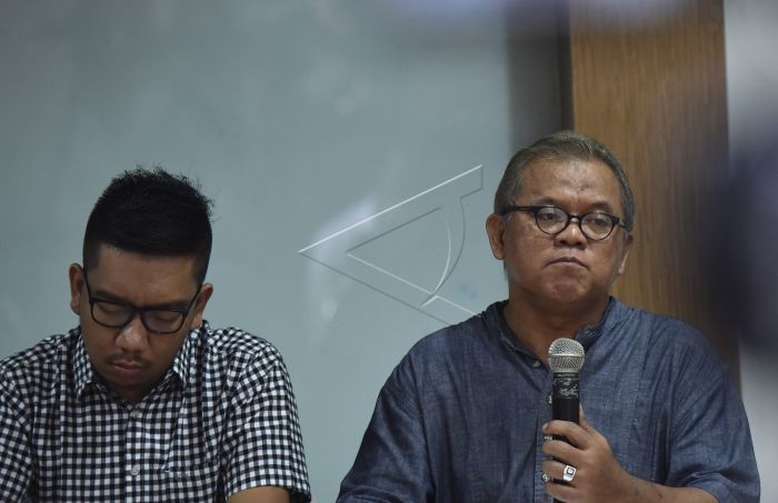 Pakar Hukum Pidana dari Universitas Trisakti, Abdul Fickar Hadjar (kanan), bersama Peneliti Indonesia Corruption Watch (ICW) Kurnia Ramadhana (kiri) menjadi pembicara pada diskusi yang diprakarsai oleh ICW di Jakarta, Minggu (30/7). Diskusi tersebut mengangkat tema Mendorong Independensi Hakim dalam Penanganan Korupsi Proyek KTP-el. ANTARA FOTO/Wahyu Putro A/foc/17.